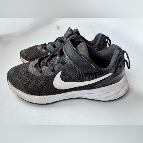 Nike Kids Black & White Sneakers - Picture 3 of 13
